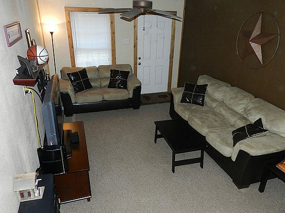 NICE SIZED OPEN LIVING ROOM AS SOON AS YOU WALK INTO THE HOME. HAS A MODERN RUSTIC FEEL.