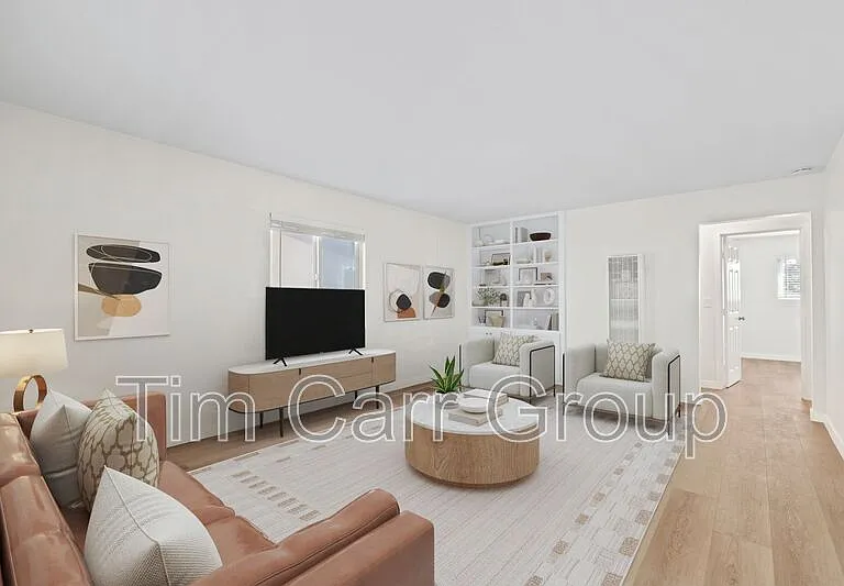 121 E Bay St #D — Photo 1