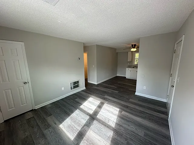 3 bed, 900 sqft, $1,050 — Photo 2