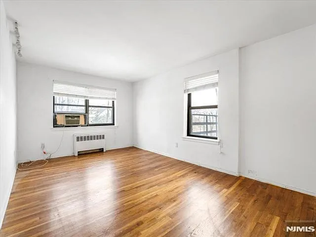 130 Orient Way — Photo 3