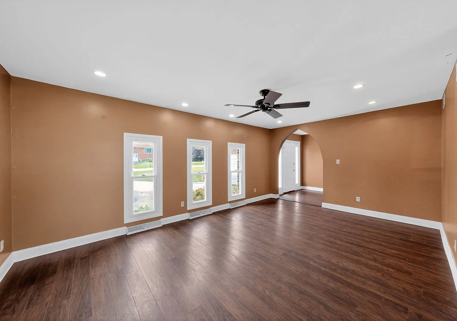 Stunning 4BR House in Crown Point — Photo 1
