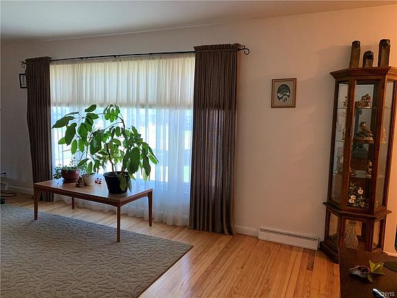 3rd image of 131 Kensington Dr