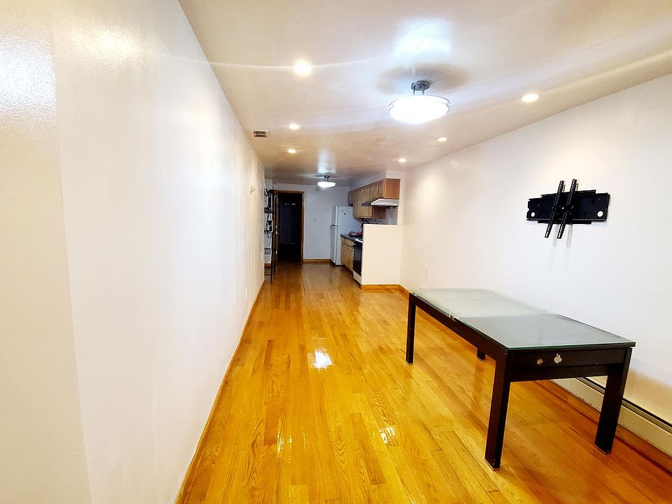 1st image of 207 Bay 26th St #1