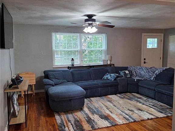 3rd image of 102 Raleigh Ct