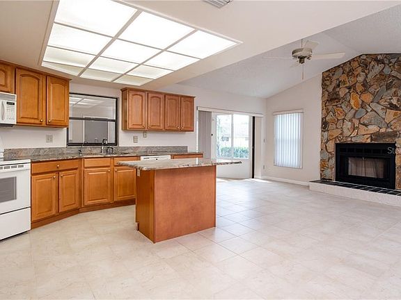 4th image of 2975 Meadow Wood Dr