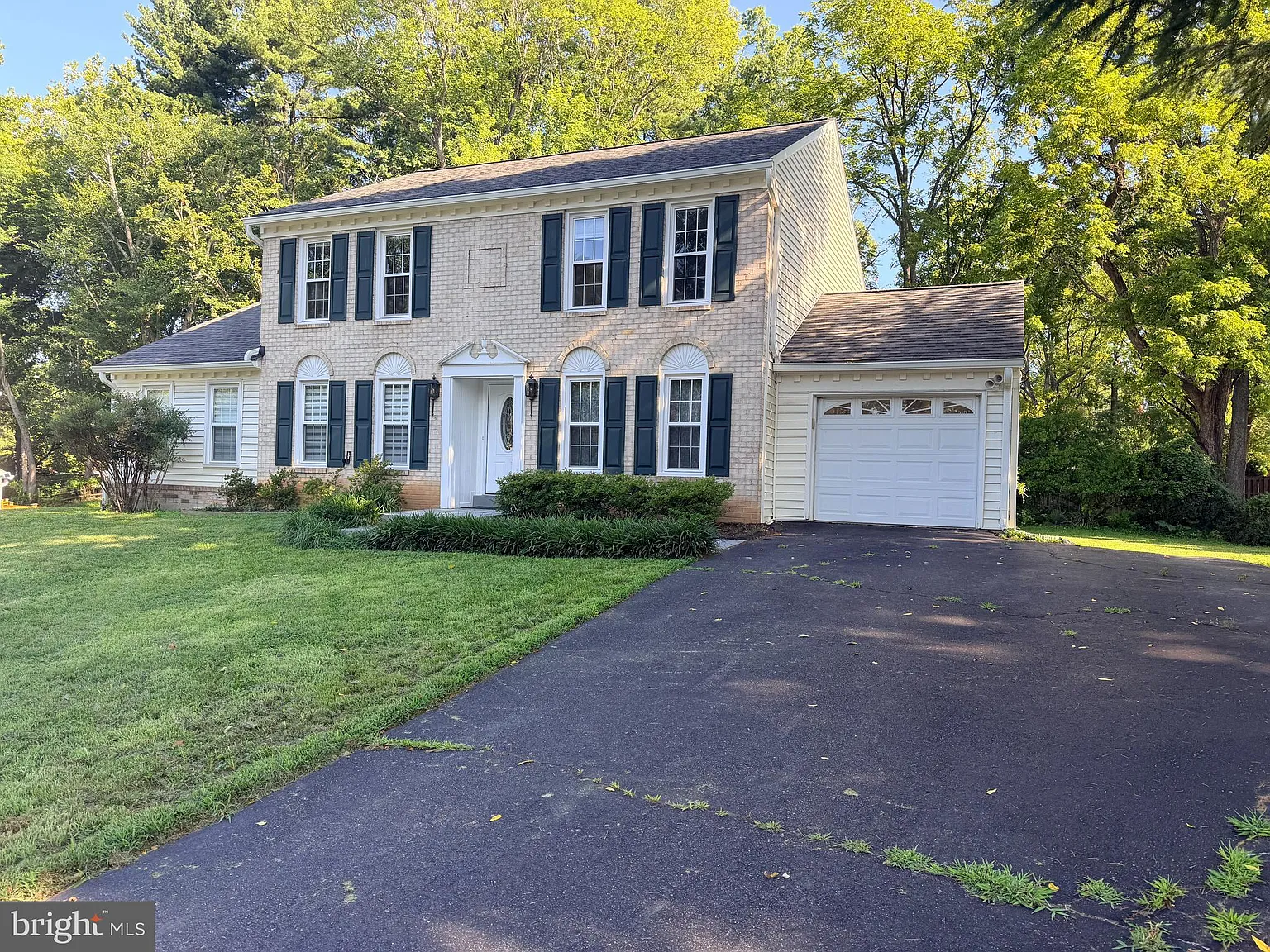 5 bed, 2.5 bath, 2496 sqft, $4,500 — Photo 2