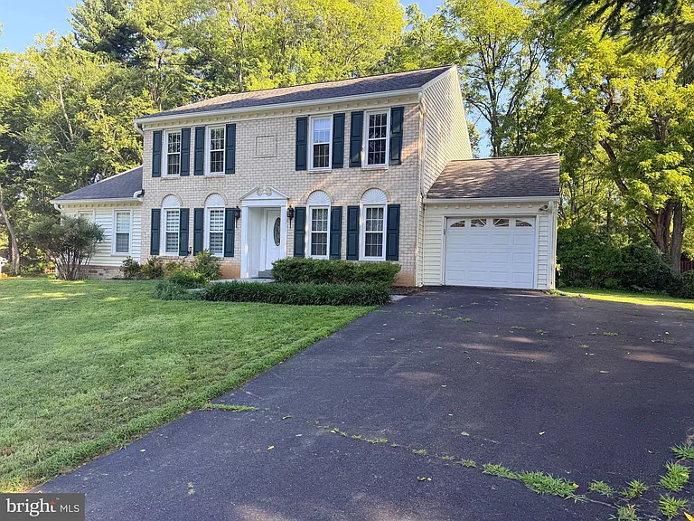 10802 Hunt Club Rd — Photo 2