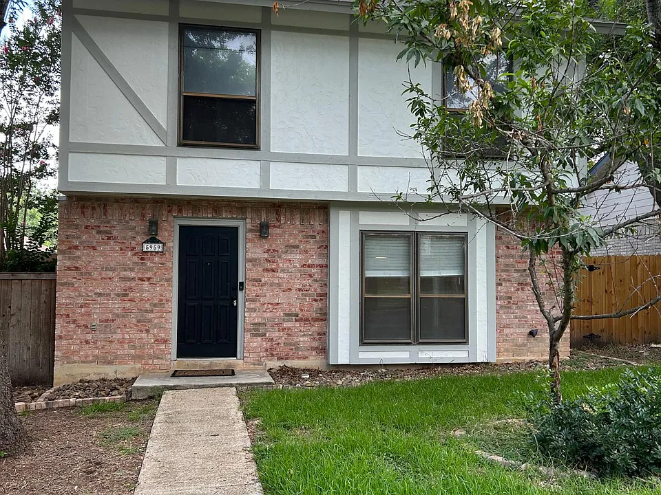 5959 Woodridge Cv