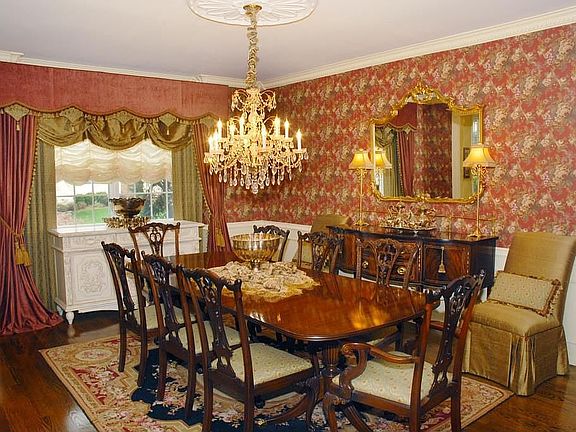 Elegant formal Dining Room