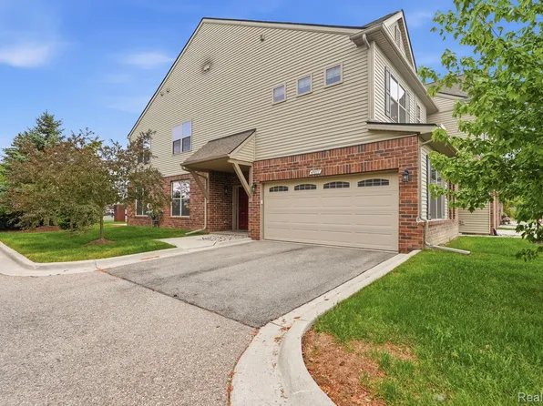 49111 Charnwood Dr, Macomb, MI 48042