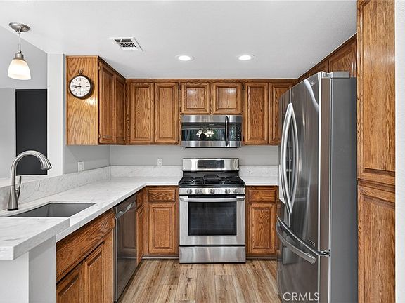 4th image of 1075 Hillcrest Ct