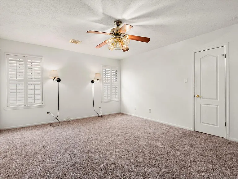 2415 Parkwood Ln — Photo 23