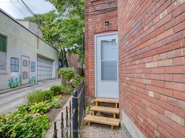 254A Carlton St — Photo 3