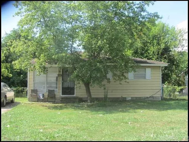 2 bed, 1.0 bath, 886 sqft, $899 — Photo 1