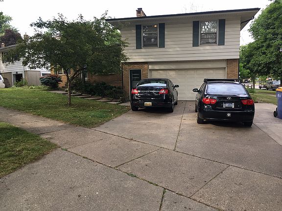 Driveway with 5 spots