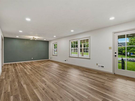 3rd image of 632 Spruce Ct