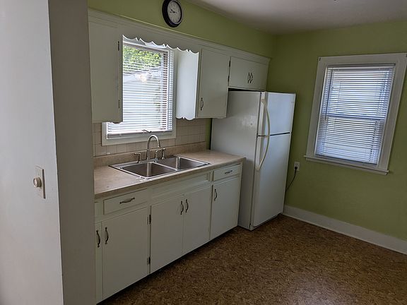 5th image of 363 Fairlawn Ave