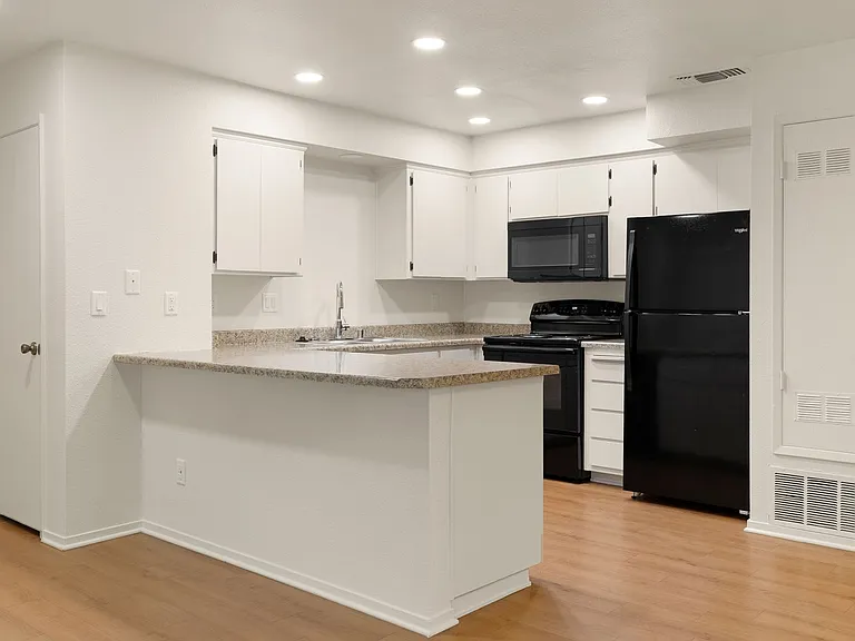 1661 Forest Avenue Apartments — Photo 49