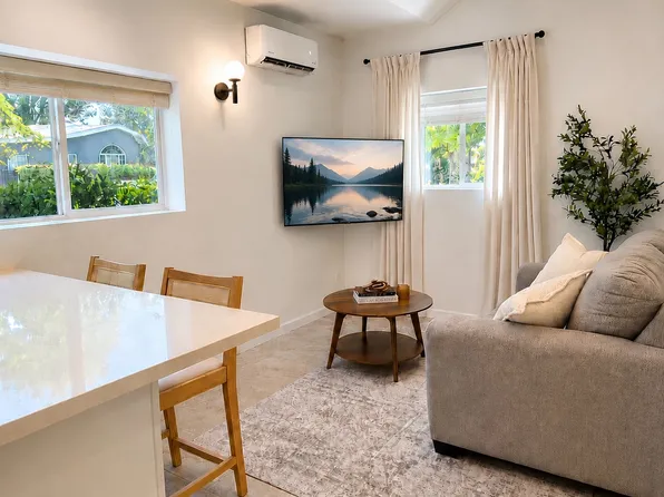 6508 Moorcroft Ave #Adu, Canoga Park, CA 91303