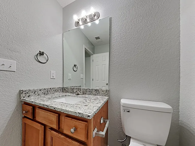 403 NW Woodbury Dr — Photo 7