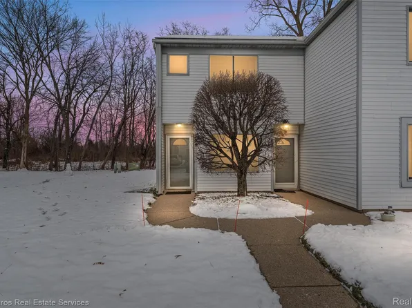 64 Rosebud Ln, Mount Clemens, MI 48043