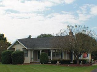 86 Hook Rd, Farmington, NY 14425