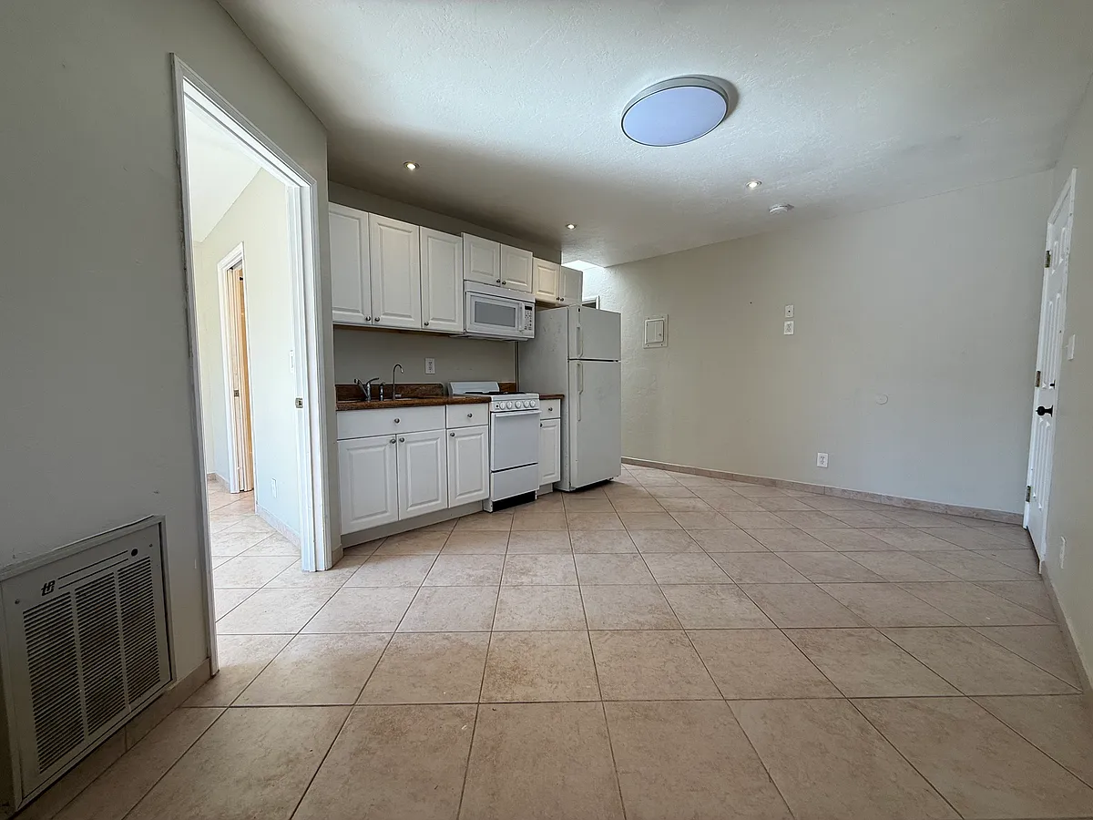 Building Photo - 1125 Golden Rd #B