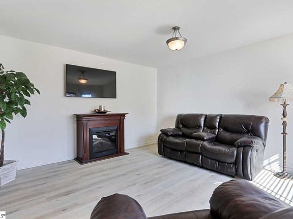 3rd image of 668 Chartwell Dr