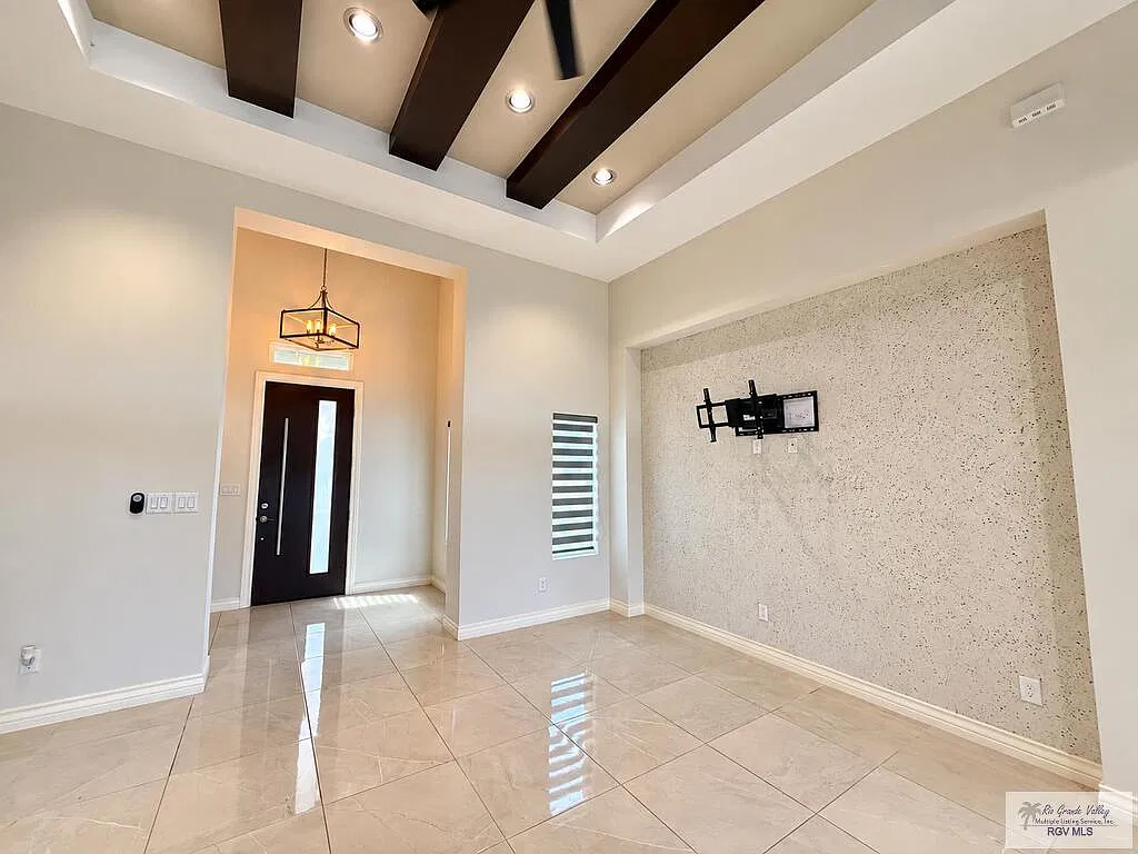3 bed, 3.0 bath, 2131 sqft, $2,900 — Photo 2