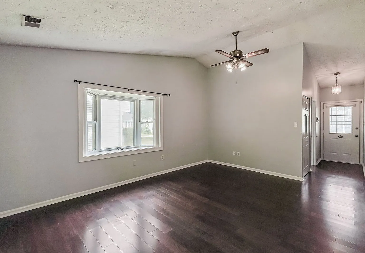 3 bed, 1.5 bath, 1257 sqft, $2,550 — Photo 2