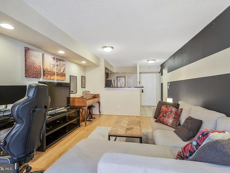1001 N Vermont St #413 — Photo 2