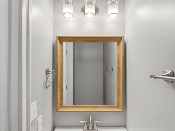 3rd image of 2911 North Grv