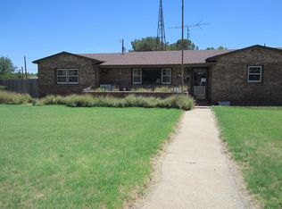 106 3rd St, Plains, TX 79355