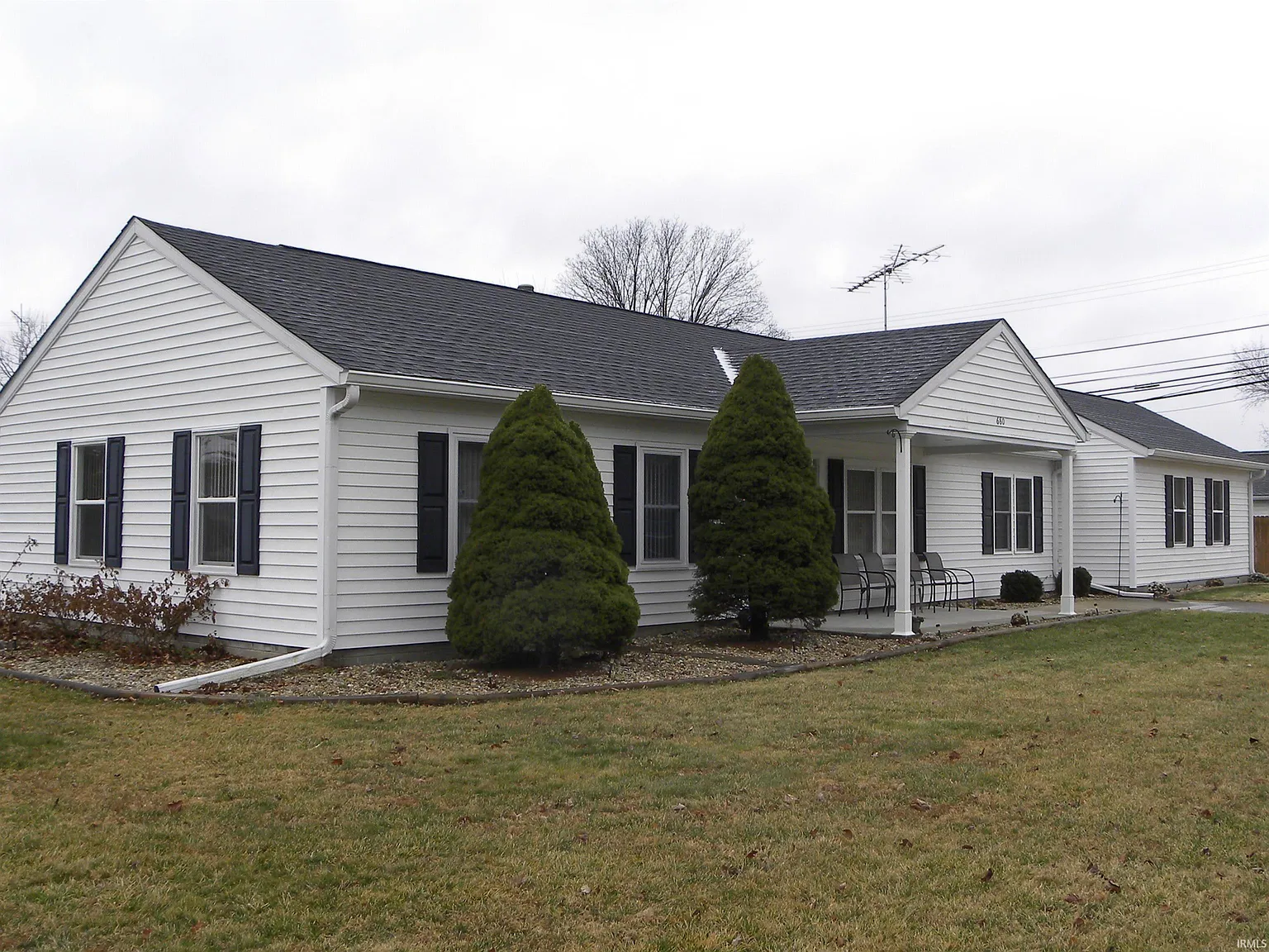 680 E North St photo 1