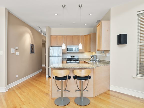 2nd image of 1435 N Sedgwick St #Penthouse 2