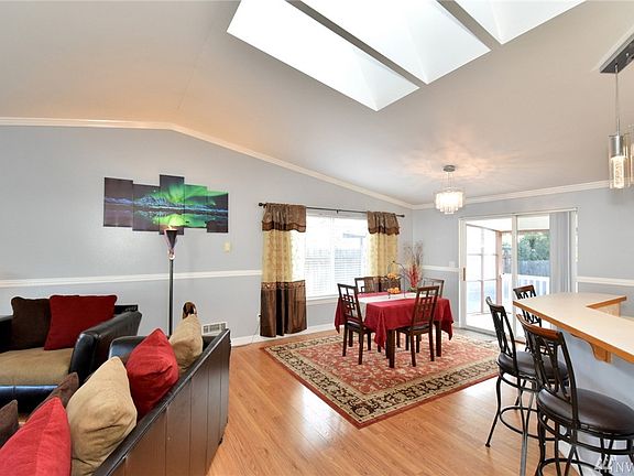 3rd image of 624 190th St E
