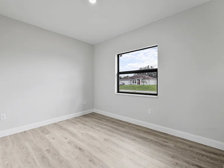 727 Cane St E — Photo 23