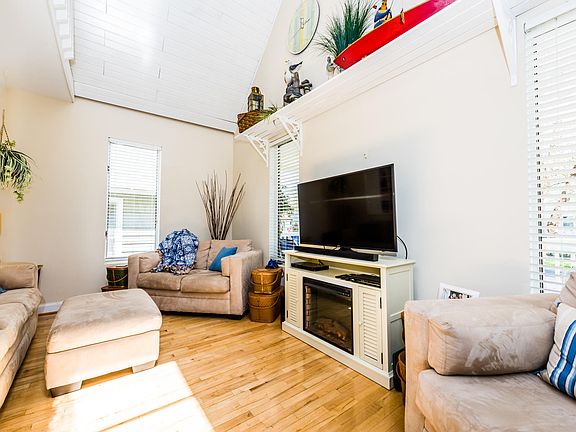 5th image of 810 Lions Park Dr