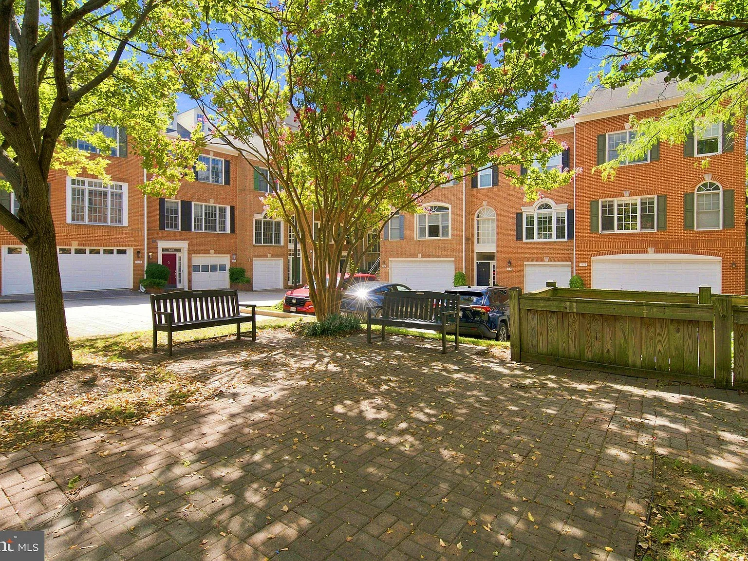 4 bed, 5.0 bath, 2280 sqft, $5,600 — Photo 2