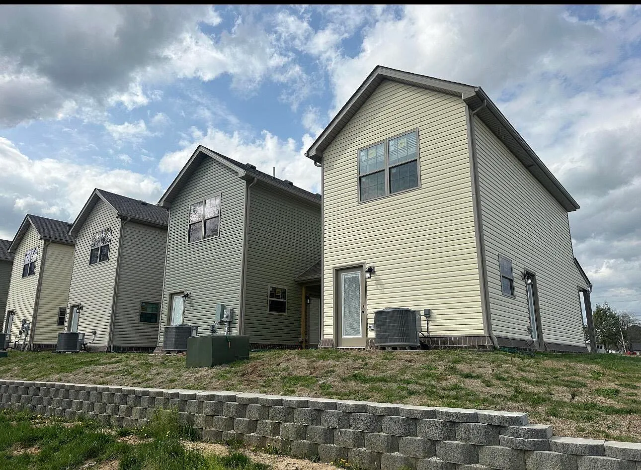 2 bed, 1.5 bath, 940 sqft, $1,350 — Photo 2