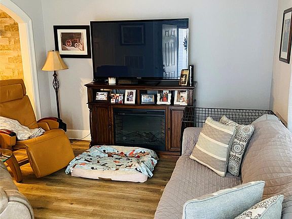 4th image of 7314 Meadow Glen Dr #604