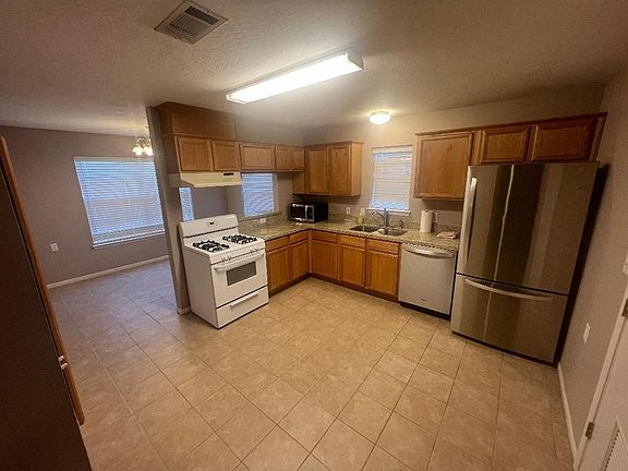 3rd image of 1404 Park Pl