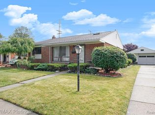 102 Lyons St, Troy, MI 48083