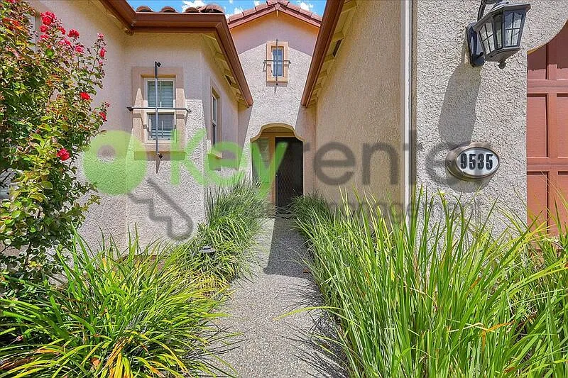 3 bed, 2.0 bath, 1866 sqft, $3,100 — Photo 3