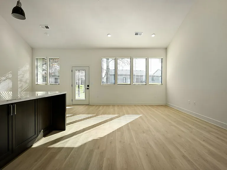 212 E Maplewood Ln — Photo 9