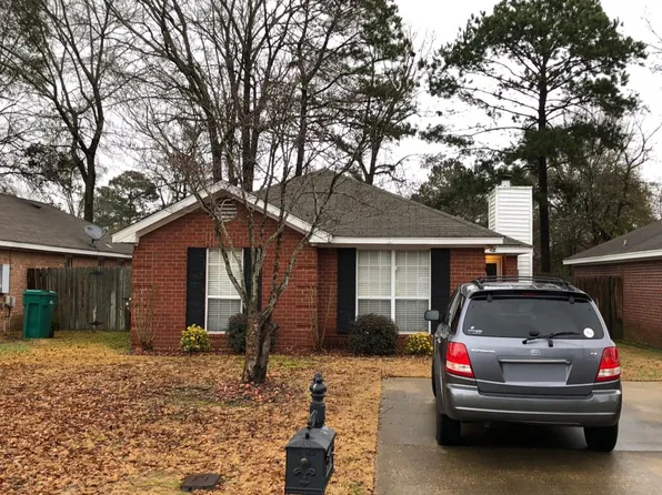 30 Oak Ln, Millbrook, AL 36054