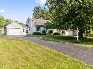52 Meadow View Dr, Penfield, NY