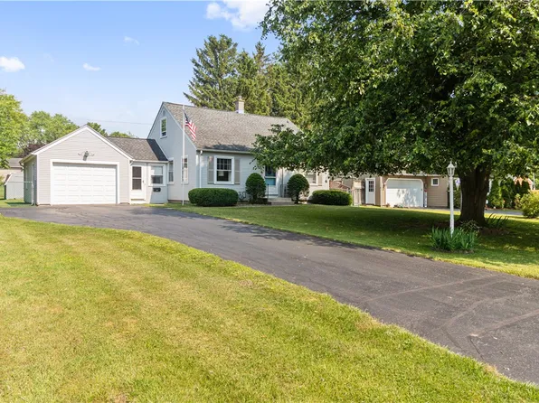 52 Meadow View Dr, Penfield, NY 14526