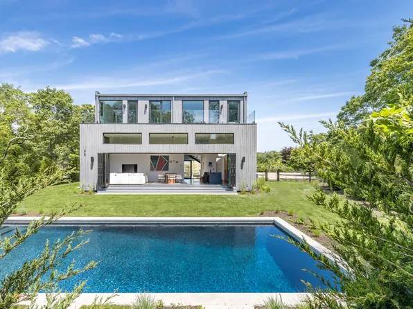 5 Ridge Ln, Hampton Bays, NY 11946