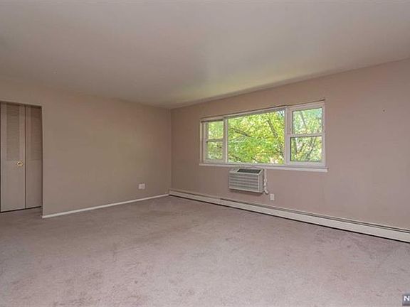 4th image of 2-31 Virginia Dr Unit B